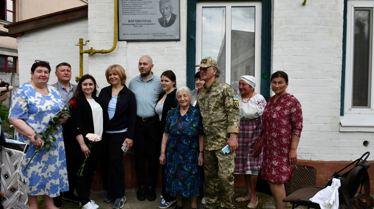 У Ніжині вшанували пам’ять видатного українського науковця Олександра Богомольця