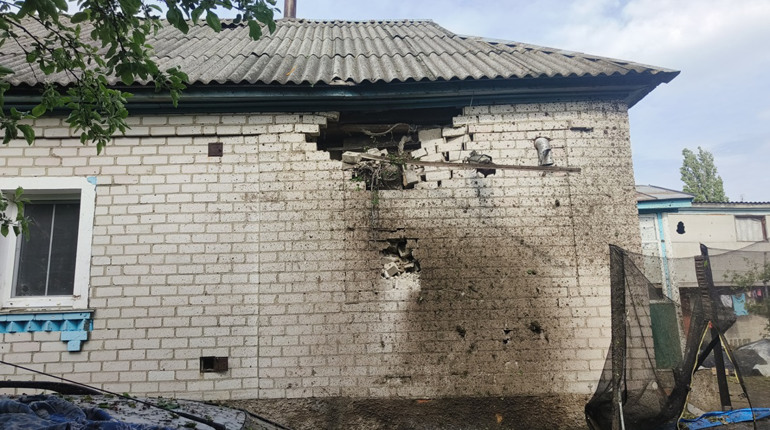 Менська громада знову зазнала обстрілів: уламки ракети пошкодили житловий будинок