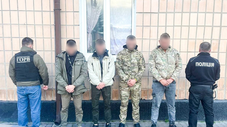 Трьох жителів Сарненського району викрили на переправленні за кордон чоловіків