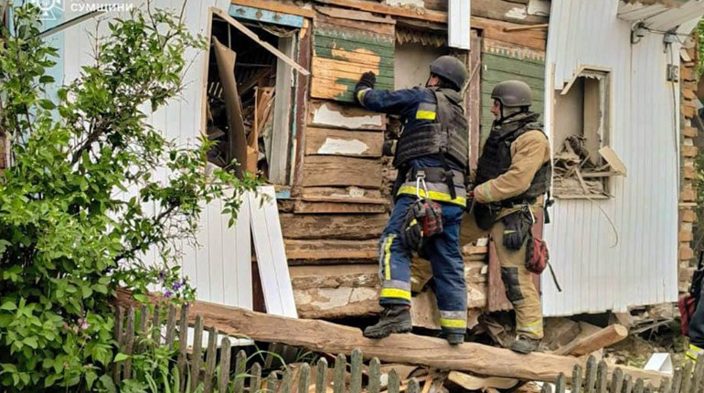 Рятувальники дістали тіло жінки з власного будинку після удару КАБами у Шосткинському районі