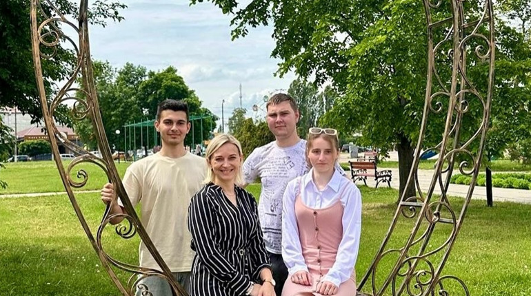 У Шостці з'явилась нова фотозона "Лавка закоханих"