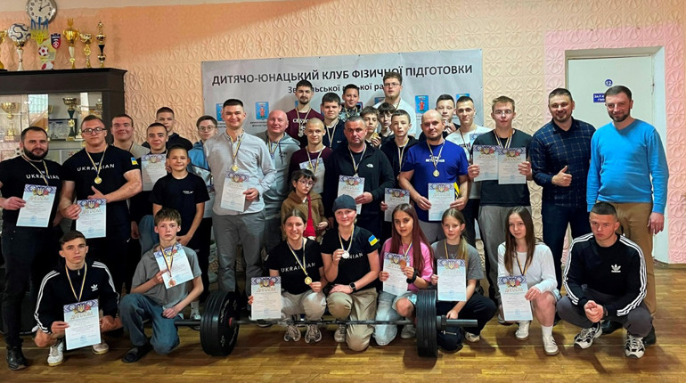 Відкрита першість Звягеля з багатоповторного жиму лежачи: сила, єдність, патріотизм