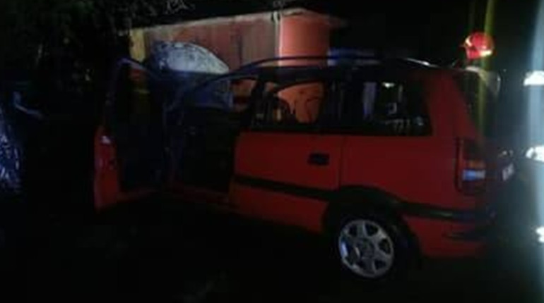 У Жовтих Водах вночі горів легковий автомобіль: фото з місця події