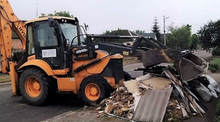 Нікополь відновлюється попри обстріли: комунальники працюють без вихідних