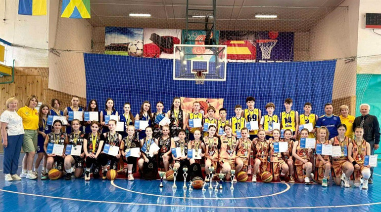 Юні баскетболісти з Фастова вибороли три чемпіонські титули та 7 комплектів нагород за сезон