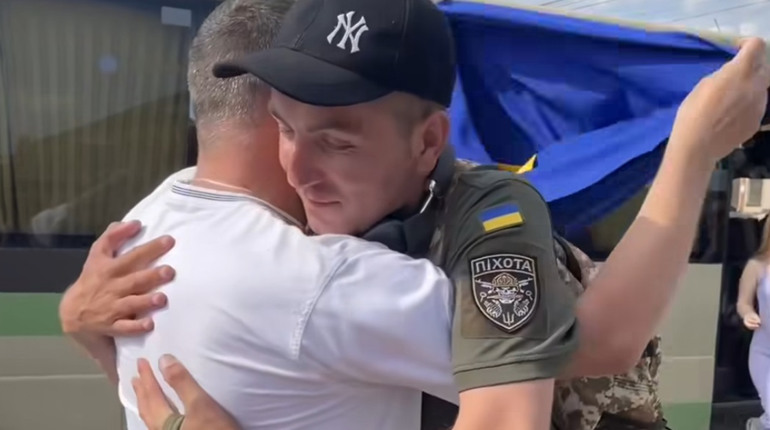 У Кременець повернувся військовий після російського полону
