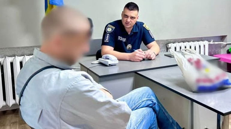 У Звягелі поліцейські встановили причетного до наруги над могилою захисника України