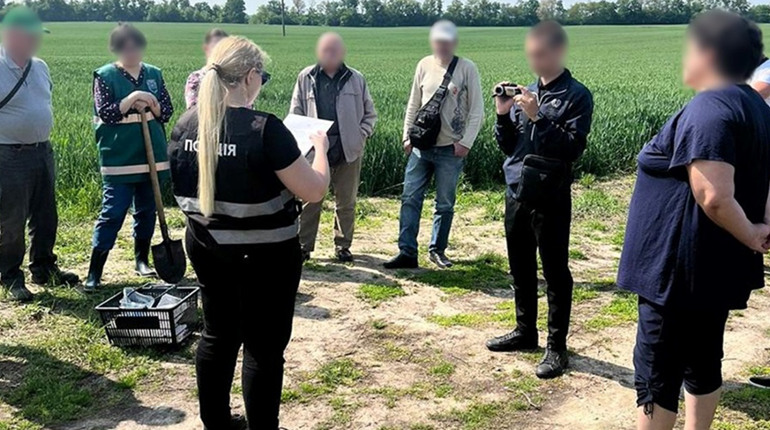 Забруднили гектар землі небезпечними відходами: поліція викрила незаконну діяльність злочинної групи