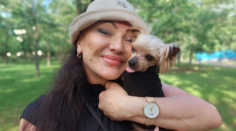 Південноукраїнка Марина уперто шукала свого песика-утікача майже два роки: історія з хепі-ендом