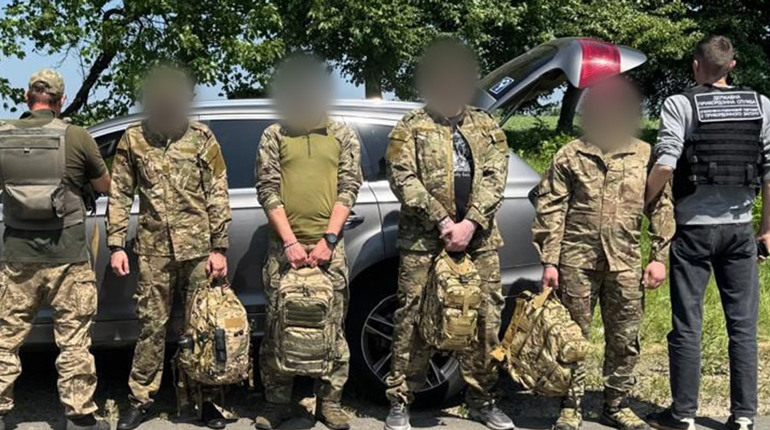 Переодягнулися у форму: жителі Одеського району намагалися вивезти чоловіків під виглядом військових