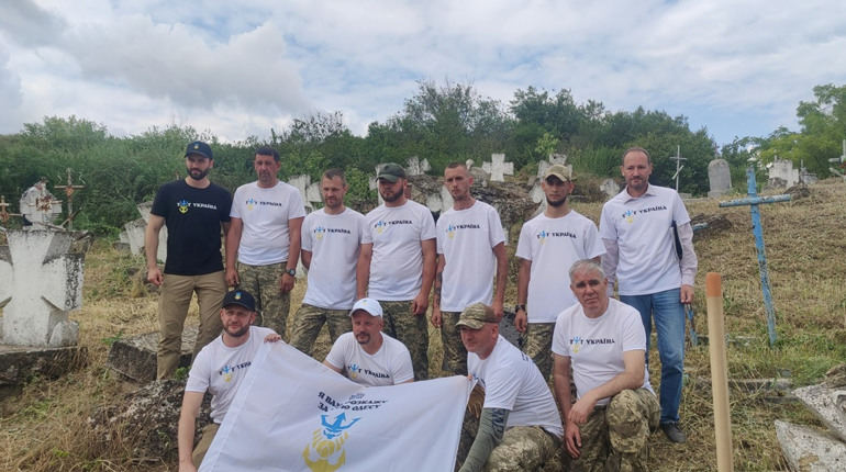 Військові очистили від бур'янів Козацький цвинтар під Одесою, найбільше козацьке кладовище в Україні