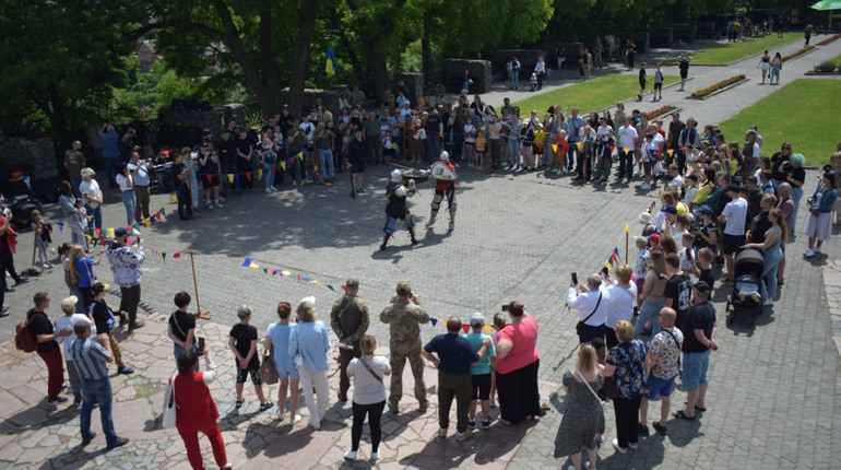 Звягель Незламний: як середньовічні бої єднають серця, ветерани отримують підтримку та… освідчення
