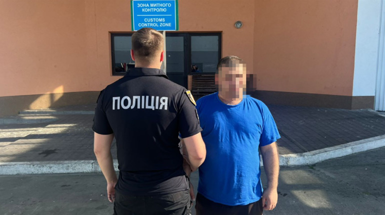 З Німеччини до Хмельниччини екстрадували чоловіка, якого підозрюють у підготовці вбивства