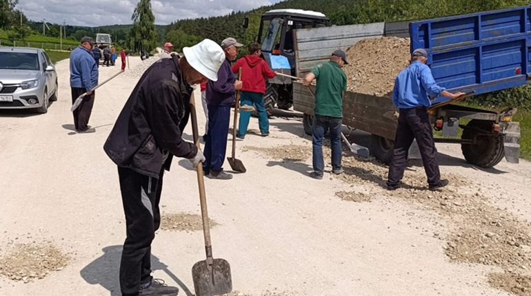 У селі на Кременеччині жителі самостійно відремонтували дорогу