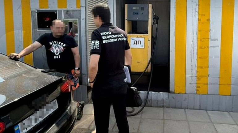 На в'їзді до Одеси "прикрили" нелегальну АЗС із фальсифікованим пальним