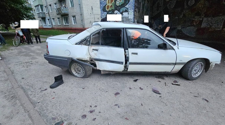 У Шостці - дві ДТП: п'яний водій розтрощив зупинку, а Tesla знесла стовп