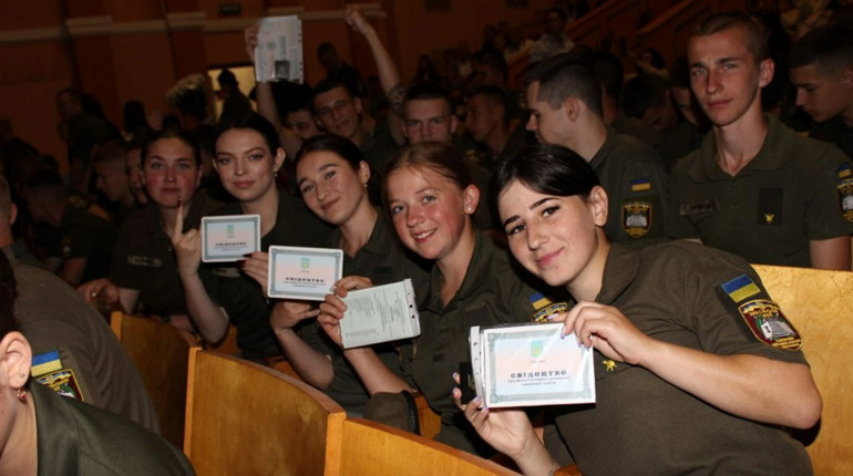 Ювілейний випуск у Звягельському ліцеї: 73 майбутні захисники України отримали свідоцтва