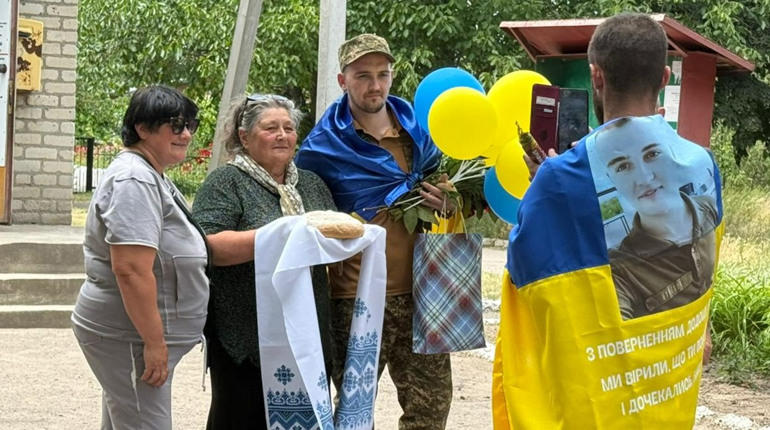 На Первомайщині зустріли звільненого з полону захисника України