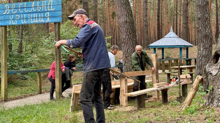 Жителі Березівської громади гуртом привели до ладу «Весільну криницю» — місце відпочинку серед лісу