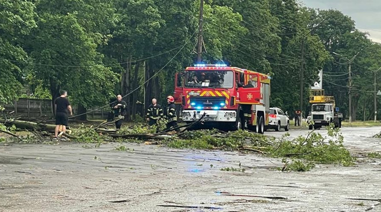 Наслідки буревію у Жовтих Водах: фото та деталі