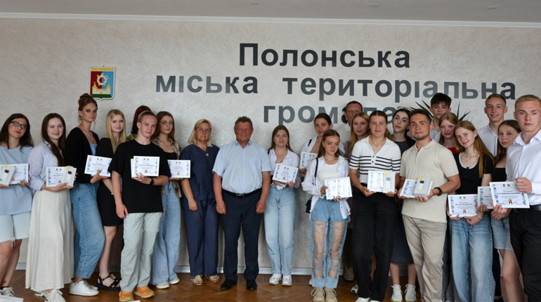 Полонські випускники отримали подяки від мера