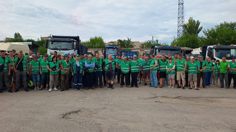Працівники комунального підприємства Херсона протестують проти звільнення директора: на них тиснуть