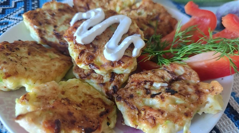 Смачні кабачкові оладки з куркою: відеорецепт