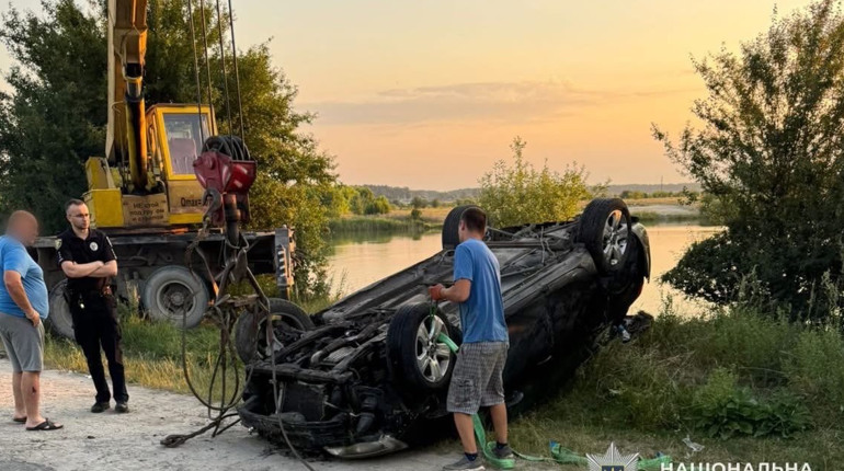 На Кременеччині водій авто зʼїхав у став