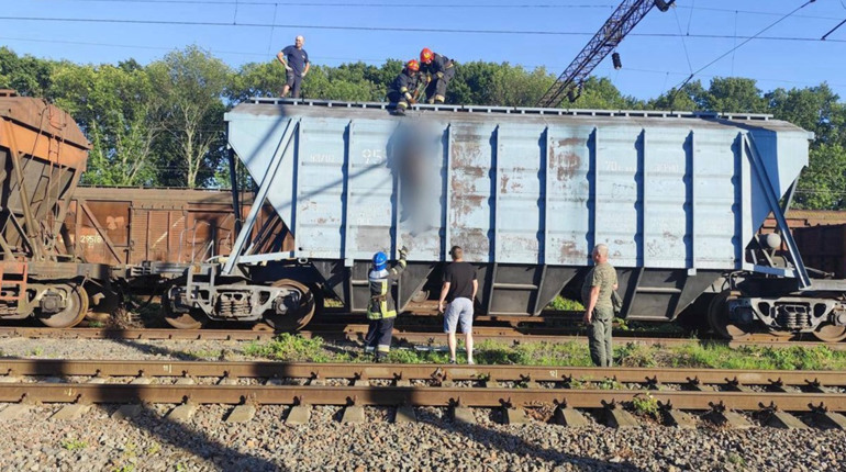Через ураження струмом на залізничному вокзалі в Ніжині загинула одна особа, ще одну травмовано