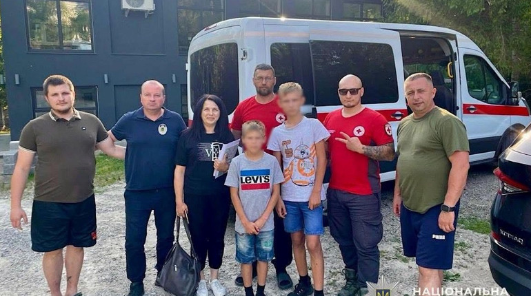 Поліція та громада Нікополя допомогли двом братам виїхати до безпечного місця