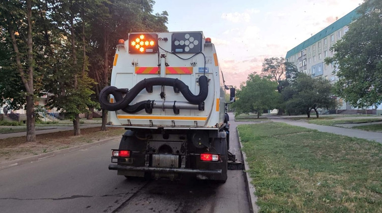 Комунальники Нікополя щодня працюють над відновленням міста попри обстріли