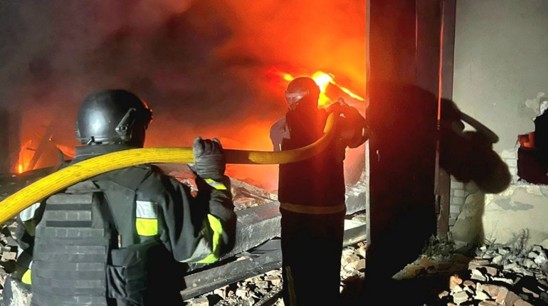 Ворожа атака на Великобурлуцьку громаду: рятувальники ліквідували масштабні пожежі