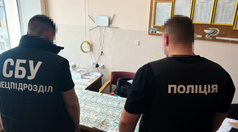 Вимагав гроші за інвалідність: на Хмельниччині викрили лікаря