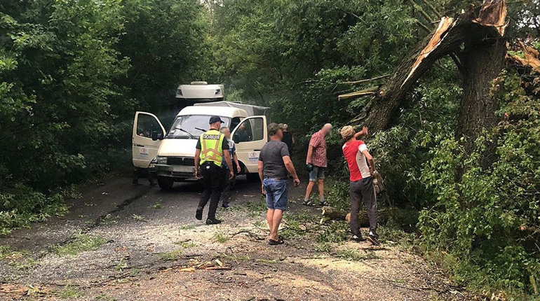 Поліцейські у різних районах Чернігівщини допомагають громадянам долати наслідки негоди