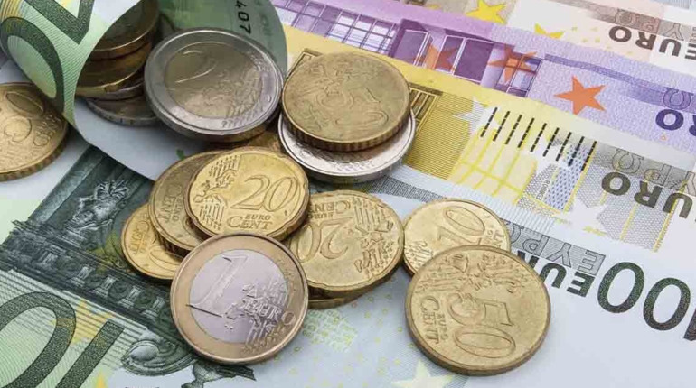 Курс євро перевищив 49 гривень: чому зростає і чого чекати далі?