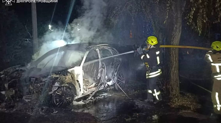 Пожежа на Парковій: у Жовтих Водах згорів автомобіль