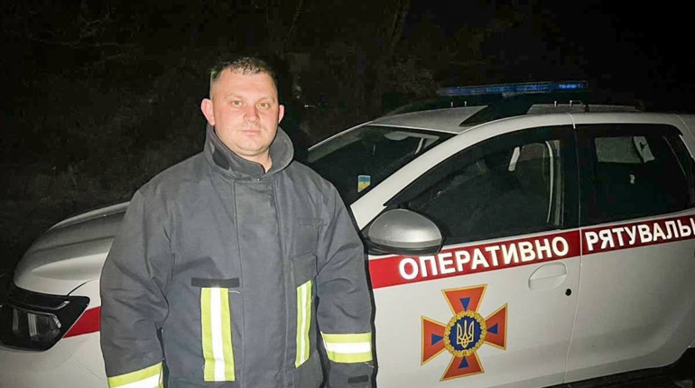 Рятувальник з Південного самостійно ліквідував пожежу по дорозі з виклику