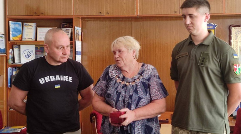 Бабуся героя з Жовтих Вод отримала нагороди за полеглого онука — Олександра Воронцова