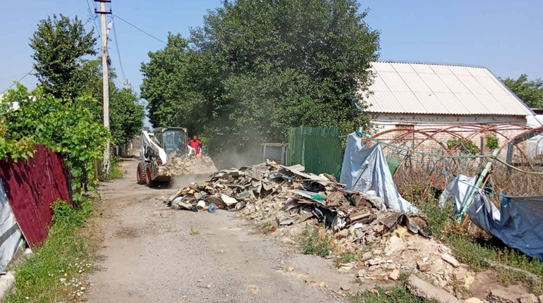 Комунальники Нікополя підтримують чистоту та відновлюють житло під час війни