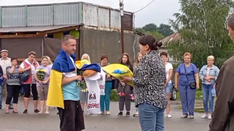 У Березівській громаді односельці зустріли звільненого з російського полону воїна Олександра Шутка