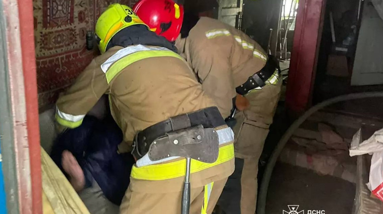 У Жовтих Водах рятувальники винесли з палаючого будинку 85-річного чоловіка