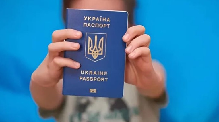 Особливості отримання виготовленого закордонного паспорта дитини: роз’яснюємо деталі