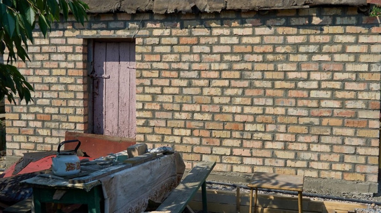 У Нікополі відновлюють оселі після ворожих обстрілів