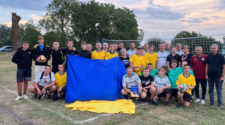 У Середняках відбувся волейбольний турнір пам’яті загиблих захисників Ігоря Сапсая та Петра Фенька
