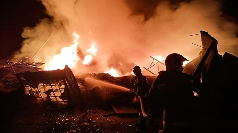 Вночі Миколаїв атакували дрони: пожежі на складах, постраждалих немає