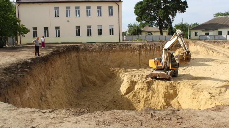 У Біляївці триває реконструкція ліцею №3: зводять укриття — роботи вже на етапі котловану