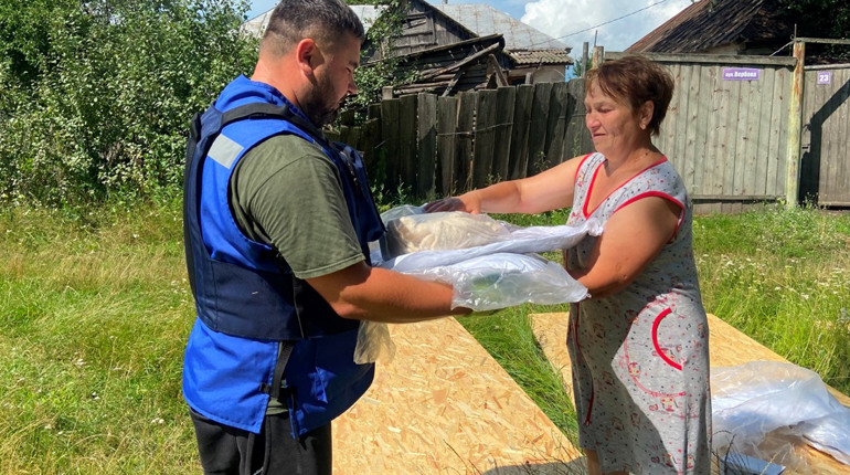 Ще одно село поблизу Шостки зазнало атаки дронів. Мешканцям допомагає гуманітарна місія