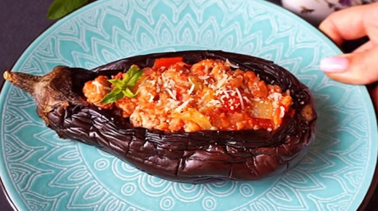 Фаршировані баклажани з куркою: ситна страва для всієї родини