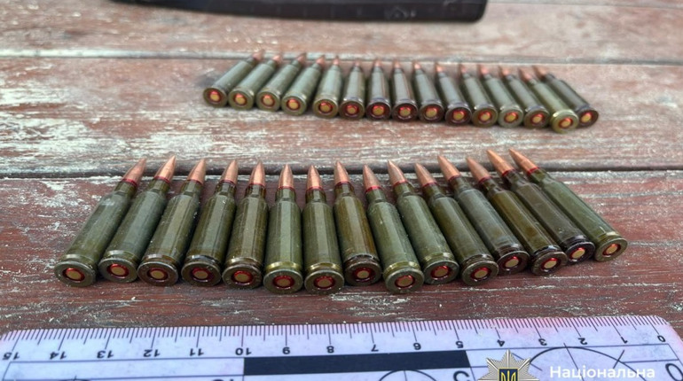 На Золотоніщині поліцейські вилучили у чоловіка арсенал зброї та боєприпасів