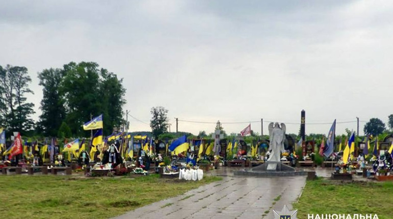 Торгувала викраденими з могил полеглих захисників квітами: у Звягелі поліція встановила причетну